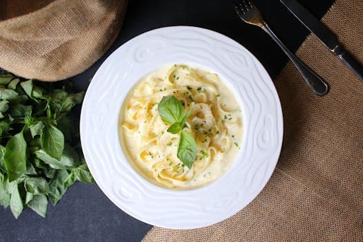 Fettuccine Alfredo Recipe — Silky, Creamy, 4-Ingredient Pasta